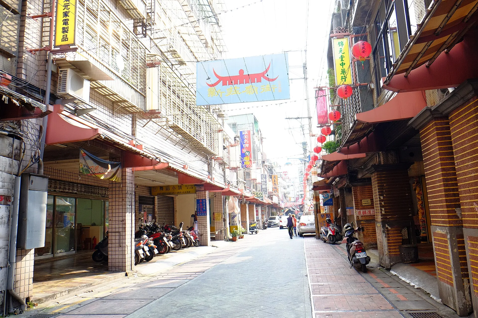 新莊廟街的街景:騎樓、紅燈籠與招牌(附近街景,非本班建築)